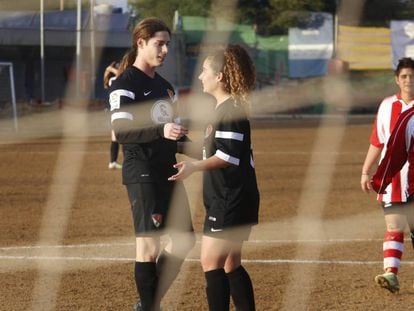 La jugadora Valentina Berr, a la izquierda de la imagen, en un momento del partido entre el Terrassa FC y la Pirinaica.