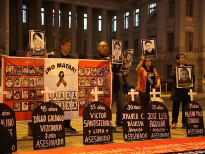 Vigilia en memoria de los fallecidos en las protestas antigubernamentales frente al Palacio de Justicia de Lima.