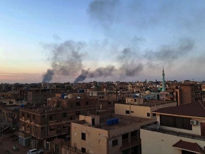Columnas de humo de los combates sobre Jartum, la capital de Sudán, el 1 de mayo.