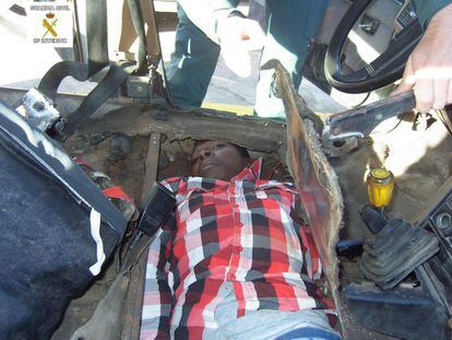 Momento en el que un inmigrante subsahariano, que trataba de entrar en Melilla escondido bajo los asientos delanteros de un coche, es descubierto por agentes fronterizos en 2013.