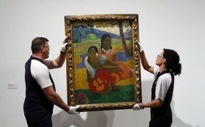 Instalacion del cuadro de Gauguin &#039;&iquest;Cu&aacute;ndo te casar&aacute;s?&#039; en el Reina Sof&iacute;a.