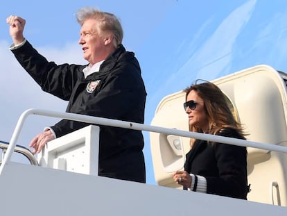 El presidente de Estados Unidos, Donald Trump, y su esposa Melania desembarcan del Air Force One.