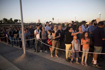 Una multitud espera para poder ofrecer su último adiós al expresidente israelí Simón Peres durante su capilla ardiente instalada en el Parlamento o Kneset, en Jerusalén.