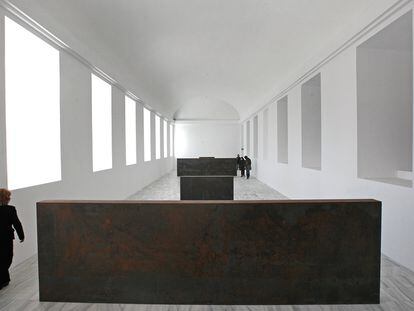 Nueva versión de la escultura "Equal-Parallel / Guernica-Bengasi" (1986), del artista norteamericano Richard Serra, instalada en el Museo Nacional de Arte Reina Sofía. La pieza original se perdió en los años 90 y el museo ha pagado 80.000 euros de material y mano de obra para hacer la nueva versión.