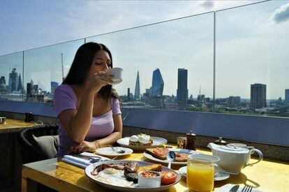 Desayuno en el Rooftop Bar del ME London.