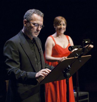 José Coronado, en primer plano, y Blanca Portillo durante la representación de la obra <i>Paseo Romántico</i> en Almagro