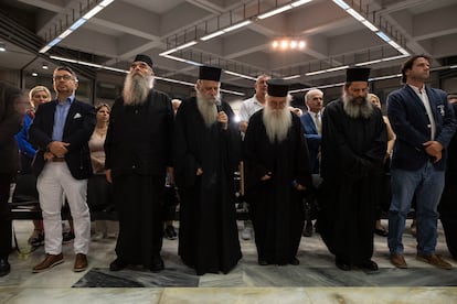 Varios papas asisten al mitin de cierre de campaña del partido Niki (ultraconservador), en Atenas, el jueves 22 de junio de 2023.