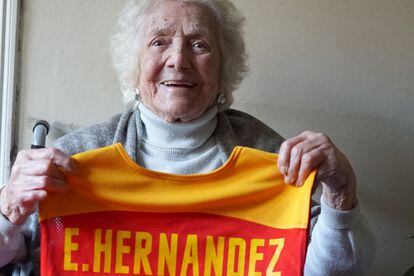 Encarna Hernández, una de las pioneras del baloncesto español, posa con la camiseta con su nombre que le regalaron las jugadoras de la selección española.