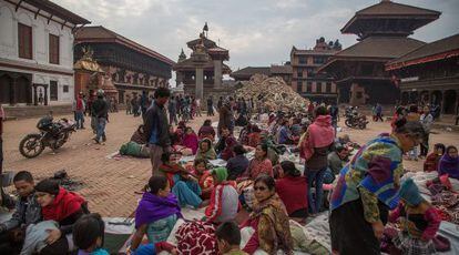 Habitantes de la ciudad de Bhaktapur se han instalado en una plaza.