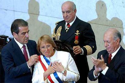 Michelle Bachelet sonríe tras haber recibido la banda presidencial de manos de Eduardo Frei.