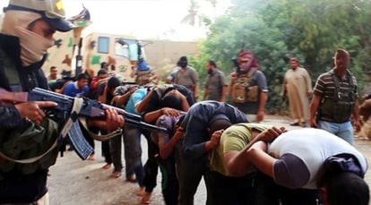 Los prisioneros de los yihadistas son puestos en fila y mantenidos con la cabeza abajo.