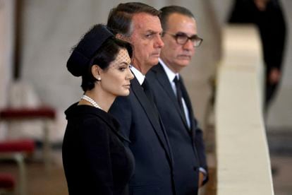 El presidente Bolsonaro presenta sus respetos ante el ataud de la reina este domingo en Londres, flanqueado por su esposa, Michelle, y por el pastor evangélico Silas Malafaia.