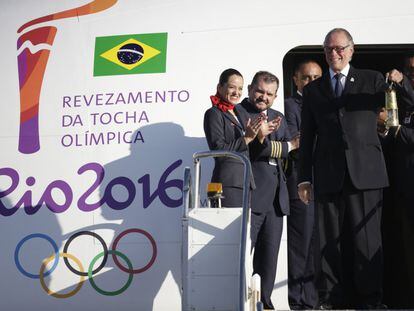 Carlos Nuzman, el jefe del comité organizador de los Juegos Olímpicos, llega con la llama olímpica en una linterna a Río desde Ginebra.