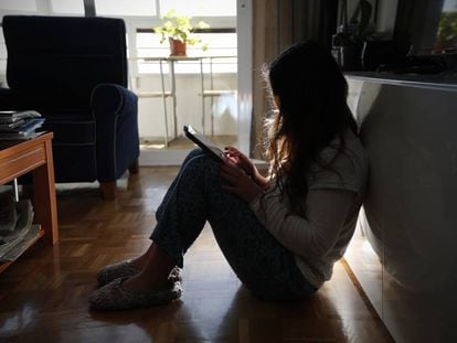 Una joven utiliza una tablet.