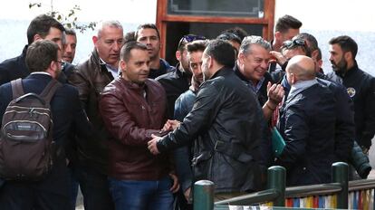 Los representantes sindicales llegan a una de las reuniones con la patronal.