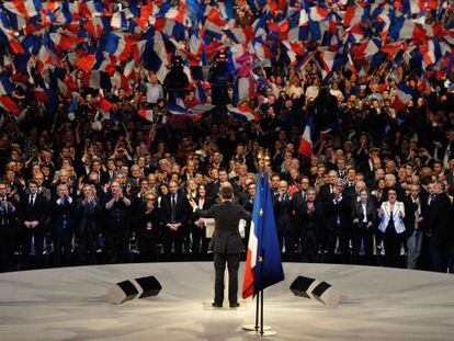El presidente francés Nicolas Sarkozy (de espaldas) al terminar un mitin de campaña.