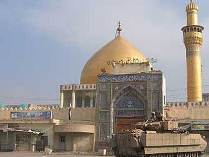 Un tanque vigila las inmediaciones de una mezquita en Samarra.
