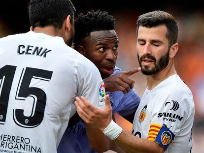 Vinicius señala a un aficionado, ante la presencia de Cenk y Gayà, tras recibir insultos racistas en el estadio del Valencia.