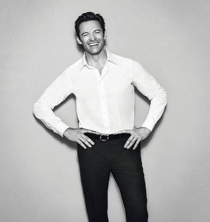 Hugh Jackman posa en Exclusiva para ICON con camisa y pantalón Brioni y cinturón Montblanc.