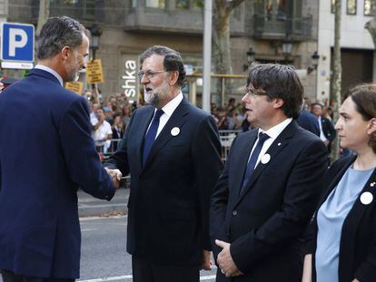 El Rey saluda a Rajoy, Puigdemont y Colau el pasado sábado en la manifestacón contra el terrorismo.