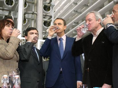 Cristina Narbona con José Luis Rodríguez Zapatero y Ramón Luis Valcárcel en la desalinizadora de San Pedro del Pinatar (Murcia).