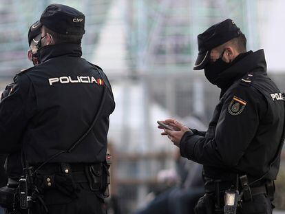 Tres agentes de policía en Madrid.