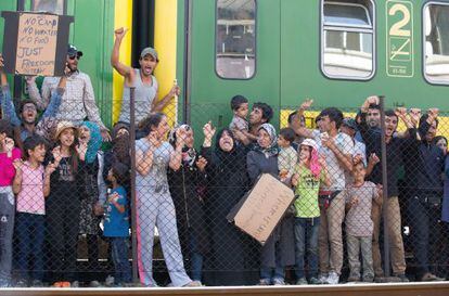 Migrantes protestan en una estación de Hungría.