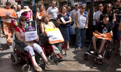 Participantes en la protesta convocada ayer por la Plataforma en Defensa de la Ley de Dependencia en Alicante. 
