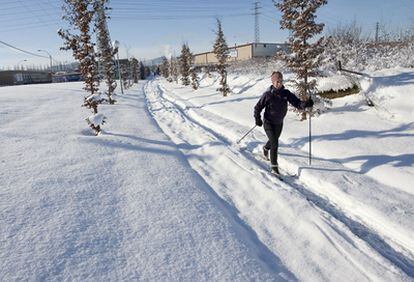 Una mujer practicaba ayer el esquí de fondo en las cercanías de Vitoria.