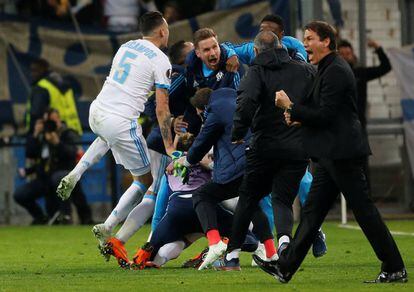 Los jugadores del Marsella y su entrenador celebran el pase a la final de la Europa League.