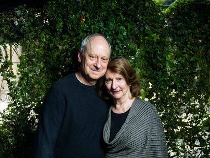 Michael J. Sandel y Kiku Adatto, profesores de Harvard, en un restaurante del centro de Madrid, el pasado 2 de junio.