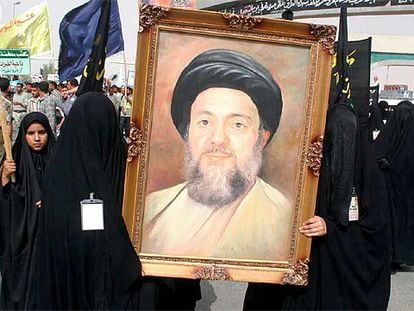 Unas mujeres sostienen un retrato del ayatolá Mohamed Baquir al Hakim, ayer en Nayaf.
