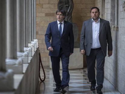 Carles Puigdemont y Oriol Junqueras, en el Palau de la Generalitat. 