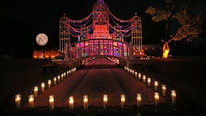 Un altar en el único parque temático de día de muertos, Calaverandia, en Guadalajara, Estado de Jalisco, en 2018. Cada año organizan actividades especiales alrededor de esta festividad.