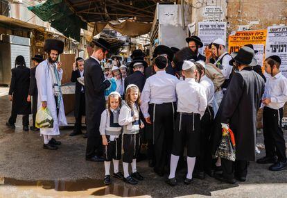 Un grupo de adultos y niños judíos ultraortodoxos en una esquina de un barrio de Jerusalén sin respetar las normas por la covid-19 el 27 de septiembre de 2020.