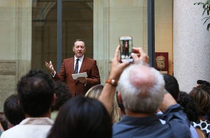 El actor Kevin Spacey, el pasado viernes, recitando el mónolo de 'The Boxer' en Roma.