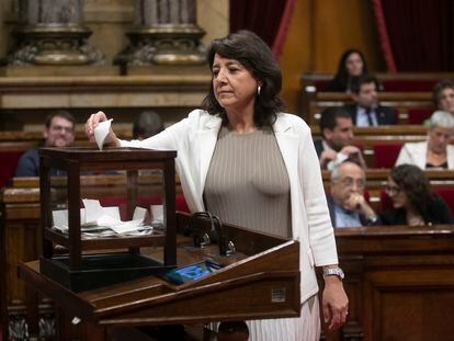 Anna Erra, la nueva presidenta del Parlament, durante la votación.