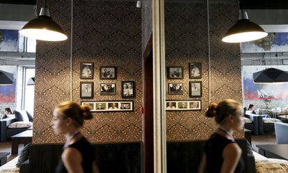 Las paredes de la cafetería siberiana President Cafe están decoradas con distintas fotografías enmarcadas de la vida del presidente de Rusia, Vladimir Putin.