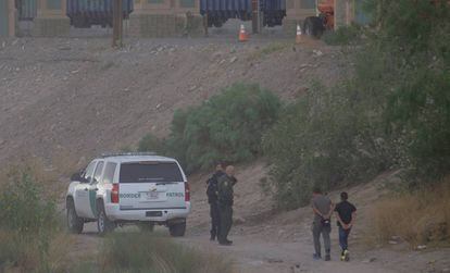 Dos migrantes logran entrar en EE UU y se entregan a la Border Patrol.