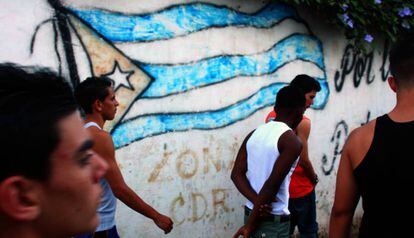 Jóvenes caminando en un barrio de La Habana.