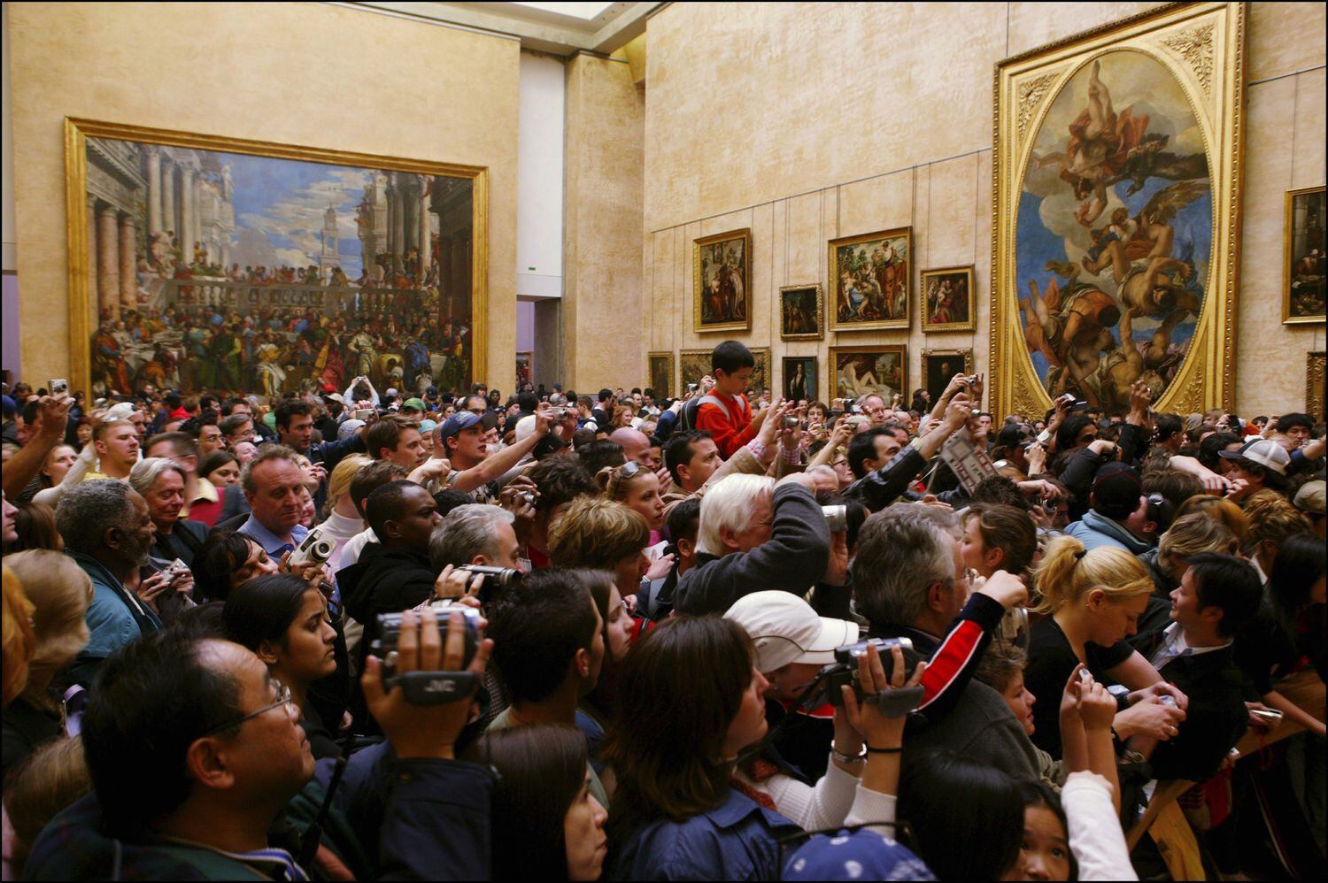 Decenas de visitantes se apiñan para observar la 'Gioconda' en el Louvre en 2015.