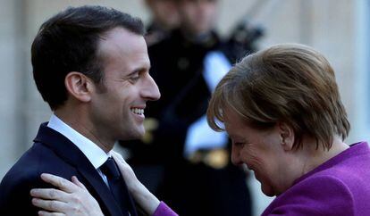 El presidente francés, Emmanuel Macron, y la canciller alemana, Angela Merkel, en París el pasado marzo.