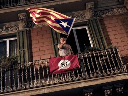 Un hombre porta una estelada en su balcón durante el referéndum ilegal de Cataluña, el 1 de octubre de 2017.