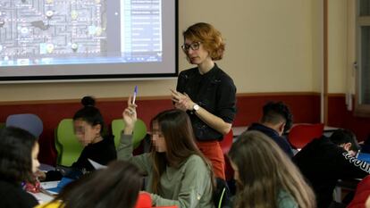 La profesora Aliaga imparte clase en un instituto de Madrid.