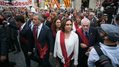La alcaldesa de Barcelona, Ada Colau, en la plaza de Sant Jaume el pasado sábado, día del pleno de investidura. 