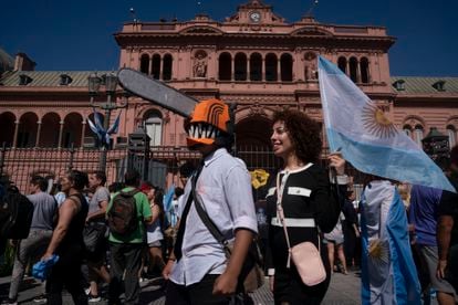 Un seguidor del presidente Javier Milei con el dizsfraz de una motosierra celebra la toma de mando en la plaza de Mayo.