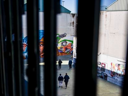 Presos en el módulo escuela de la cárcel de Navalcarnero, en Madrid, en enero.