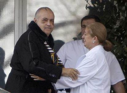 José Luis Moreno abraza a una enfermera a la salida del hospital Ruber Internacional.