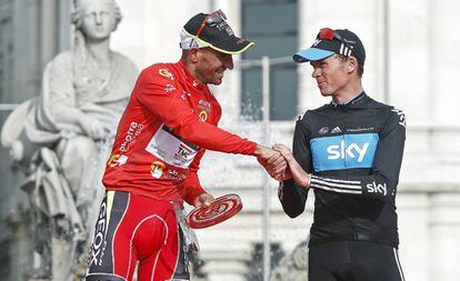 Juanjo Cobo (i) saluda Christopher Froome, en el podio de Madrid tras acabar la Vuelta de 2011.