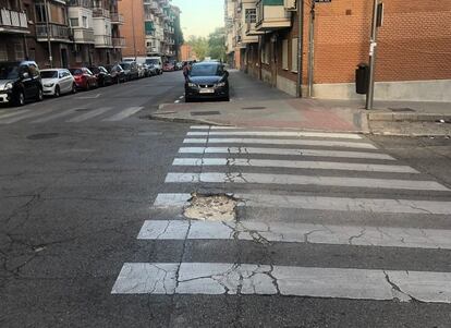 El agujero en el paso de peatones entre la calle de Río Nervión y la de Luis Ruiz de Madrid.